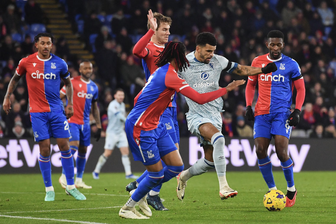 Crystal Palace, dưới sự quản lý của huấn luyện viên Roy Hodgson, hiện đang chìm trong một chuỗi các trận đấu không mấy thuận lợi. Họ chưa nếm mùi chiến thắng trong 7 trận gần đây, bao gồm cả những trận hòa kịch tính với các đội bóng lớn như Brighton và Manchester City. Tuy nhiên, đội bóng này lại đang tỏ ra khá hứng thú khi chuẩn bị bước vào cuộc đối đầu với Chelsea tại sân vận động Stamford Bridge. Đáng chú ý là, Crystal Palace chưa từng giành chiến thắng trong 12 cuộc gặp gỡ gần nhất với Chelsea, điều này càng làm tăng thêm thách thức cho họ trong trận đấu sắp tới. Họ sẽ phải đối diện với một Chelsea mạnh mẽ và quyết tâm, trong bối cảnh họ đang cần một chiến thắng để phục hồi tinh thần và vị thế của mình trên bảng xếp hạng.