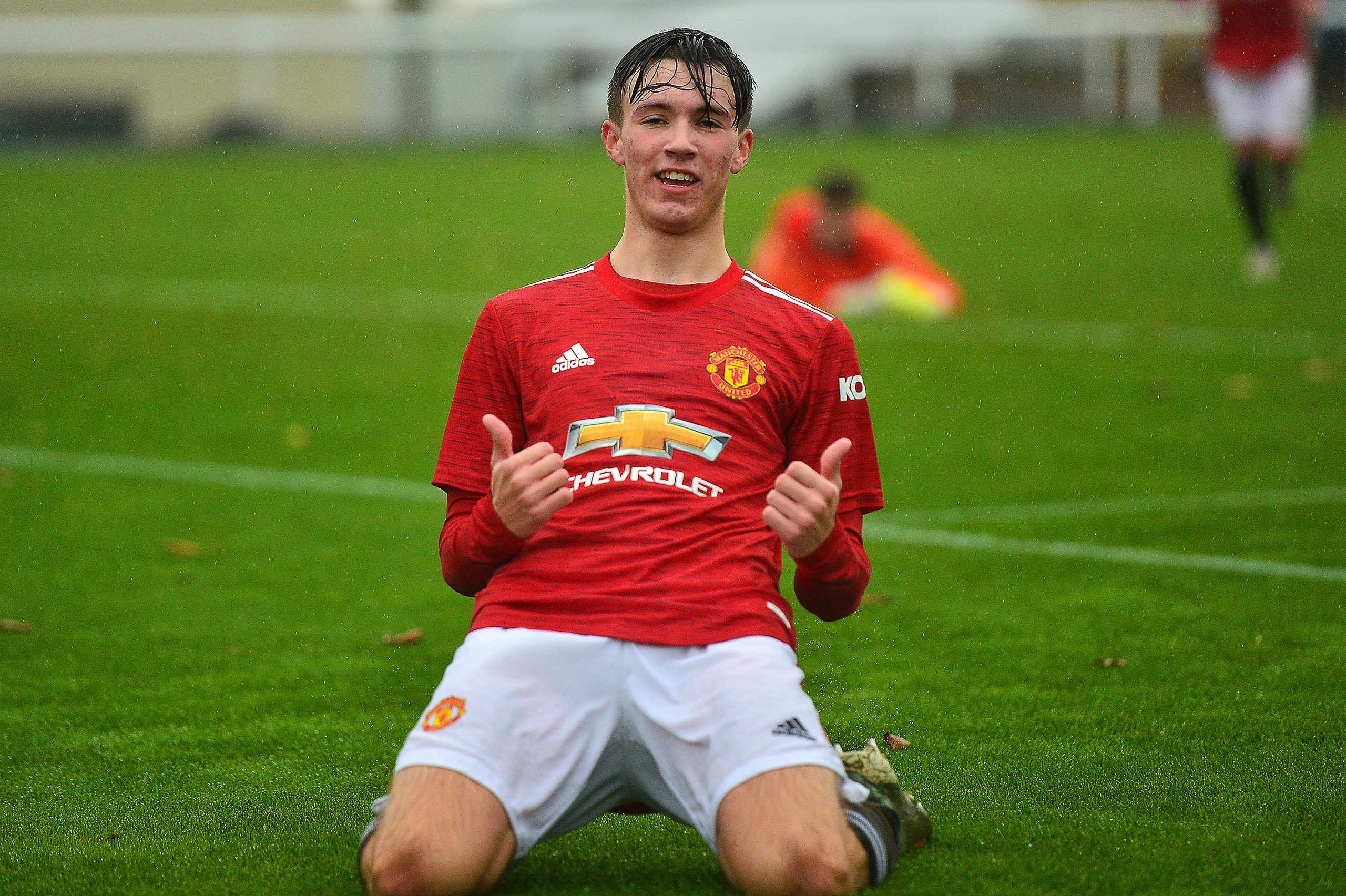 MU đã chính thức thông báo trên website của họ về việc tiền đạo trẻ Charlie McNeill sẽ quay trở lại Old Trafford.