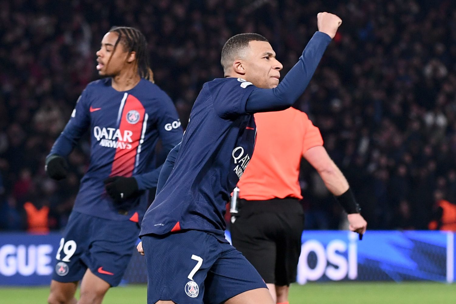 Ngay từ những phút đầu tiên, PSG đã thể hiện sự lấn lướt với lối chơi tấn công mạnh mẽ và đồng đều.